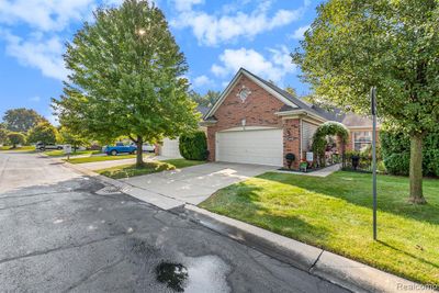 3898 Knightbridge Circle, Condo with 2 bedrooms, 2 bathrooms and null parking in Sterling Heights MI | Image 1