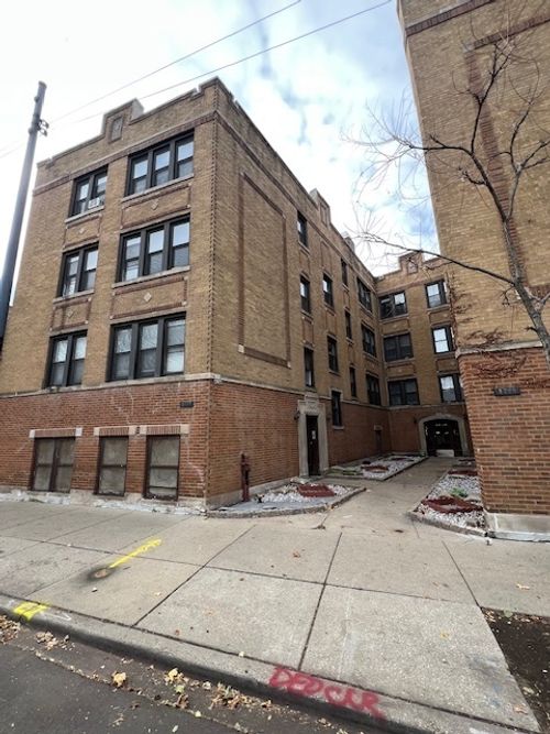 apt-3-4224 N Clark St, Chicago, IL, 60613-6982 | Card Image