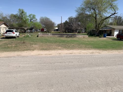 414 Crouch Ave, Devine, TX, 78016-2024 | Card Image