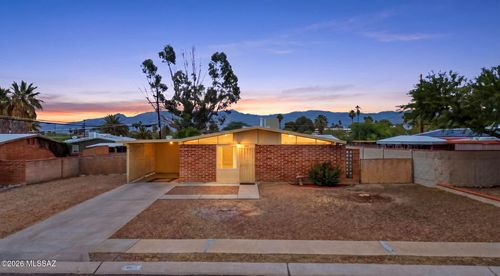 8041 E Julia St, Tucson, AZ, 85710-4105 | Card Image