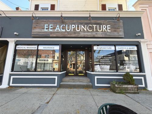 484 Main St, Islip, NY, 11751-3518 | Card Image