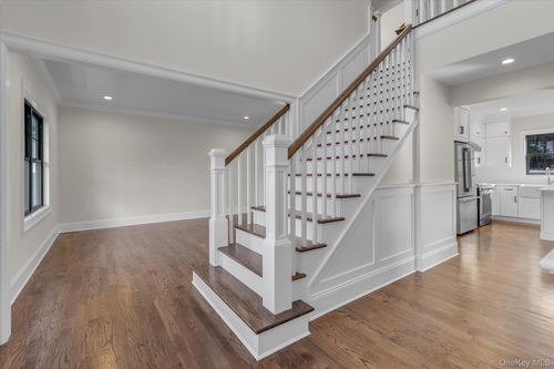 40 N Woodhull Rd, Huntington, NY, 11743-2827 | Card Image