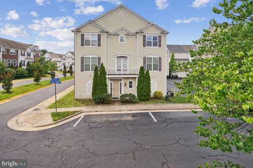 5066 Village Fountain Pl, CENTREVILLE, VA, 20120-3077 | Card Image