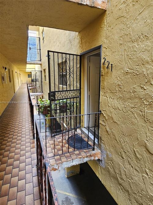 apt-221b-1555 W 44th Pl, Hialeah, FL, 33012-7117 | Card Image