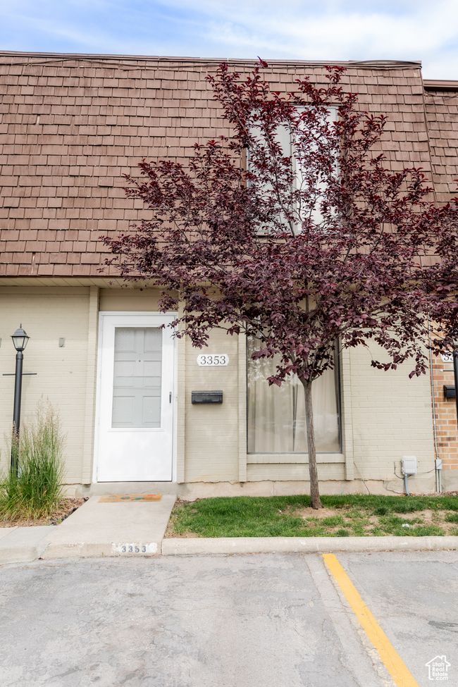 Entrance to property featuring uncovered parking and brick siding | Image 39