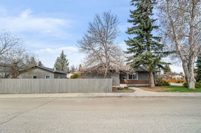 79 Sunmount Close Se, Home with 5 bedrooms, 2 bathrooms and 4 parking in Calgary AB | Image 4