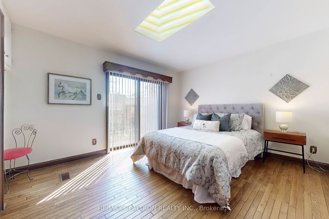 140 Lisgar St, House attached with 3 bedrooms, 2 bathrooms and null parking in Toronto ON | Image 13