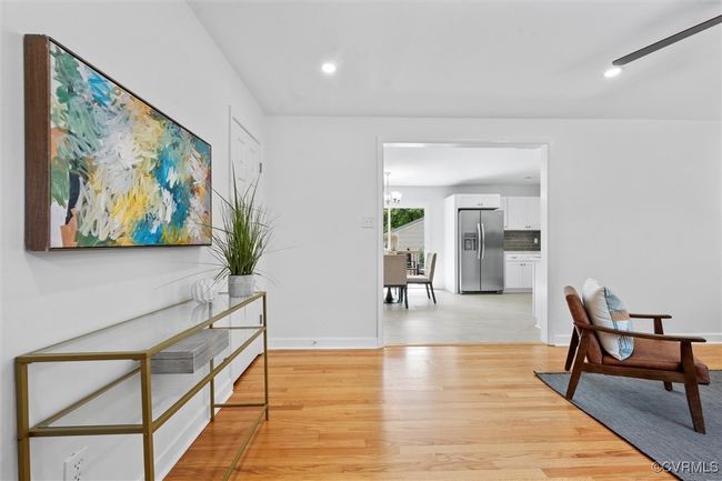 Beautiful entry into the home with a view straight back into the rear yard | Image 4