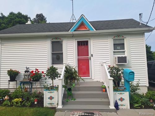 51 Pearl St, Oxford, MI, 48371-4964 | Card Image