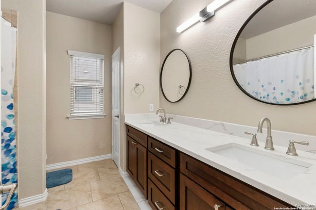Upstairs bathroom | Image 26