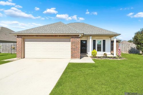 9261 Yellowfin Dr, Denham Springs, LA, 70726-3155 | Card Image