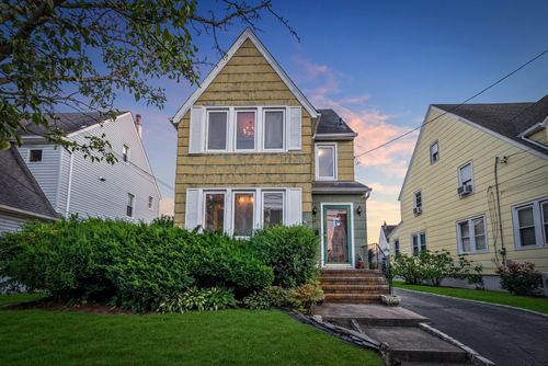 24 Carstairs Rd, Valley Stream, NY, 11581-3317 | Card Image