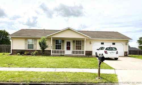 228 Eastmanor Cir, Pryor, OK, 74361-4420 | Card Image