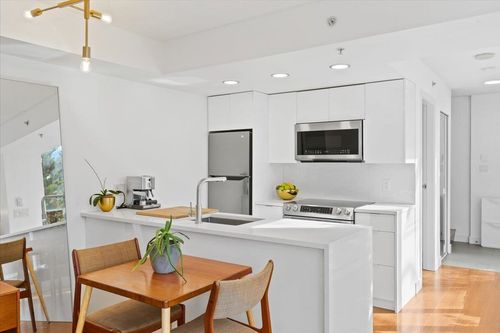 37 Keefer Pl, Vancouver, BC, V6B1P8 | Card Image
