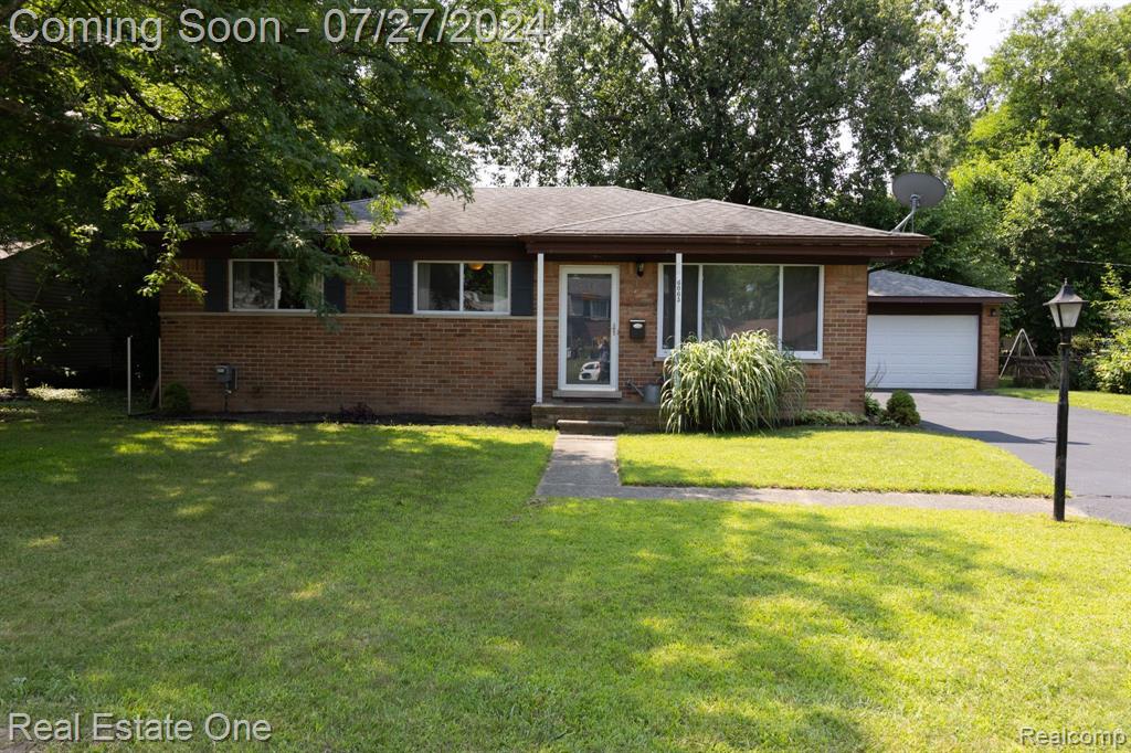 Graper Dr, Waterford, MI 48329
