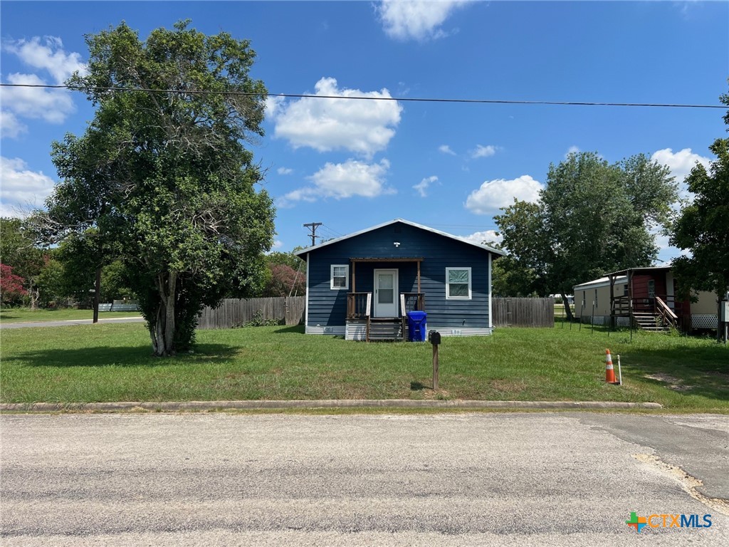 Dunn St, Yoakum, TX 77995