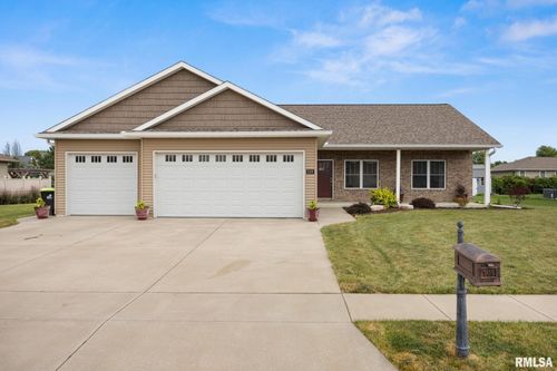 109 E Lee St, Tremont, IL, 61568-8013 | Card Image