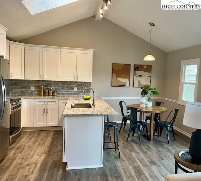 101 - 30 Village Rd, Townhouse with 2 bedrooms, 2 bathrooms and null parking in Roaring Gap NC | Image 5