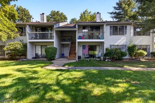 32 Crabapple Ln, FRANKLIN PARK, NJ, 08823-1407 | Card Image