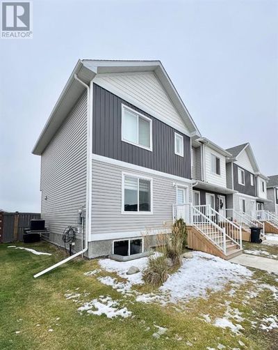 9511 112 Ave, Townhouse with 3 bedrooms, 2 bathrooms and 2 parking in Clairmont AB | Image 1