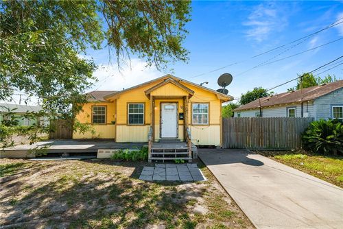 105 Escobar St, Alice, TX, 78332-5677 | Card Image