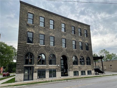 311-245 Downie St, Stratford, ON, N5A1X5 | Card Image