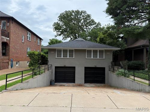 1112 Moorlands Dr, Richmond Heights, MO, 63117-1581 | Card Image