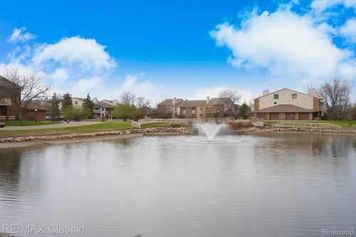 70-6715 Maple Lakes Dr, West Bloomfield, MI, 48322-3071 | Card Image