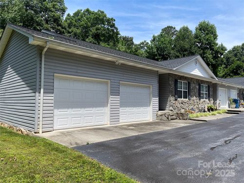 196 E Jay Dr, Taylorsville, NC, 28681-2304 | Card Image