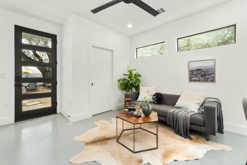 2-1183 Oakgrove Ave, Austin, TX, 78702-2520 | Card Image