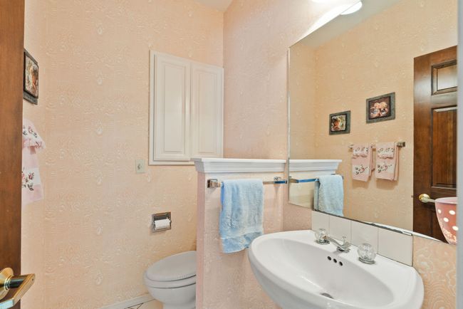Guest bathroom off kitchen | Image 29
