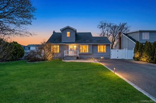 398 33rd St, Lindenhurst, NY, 11757-3239 | Card Image