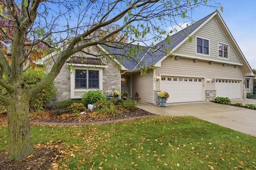 15-831 Lorrin Pl, West Bend, WI, 53095-5531 | Card Image