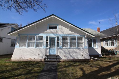 671 2nd St E, Shaunavon, SK, S0N0C4 | Card Image