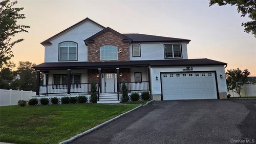 4 Ori Maia Ct, Huntington, NY, 11743 | Card Image