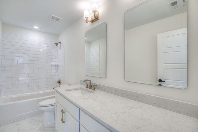 Upstairs Full Bath | Image 17