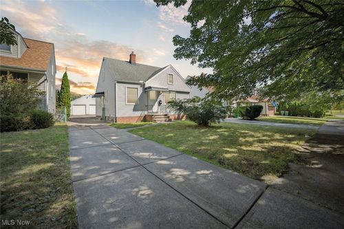 15705 Fernway Dr, Maple Heights, OH, 44137-3761 | Card Image
