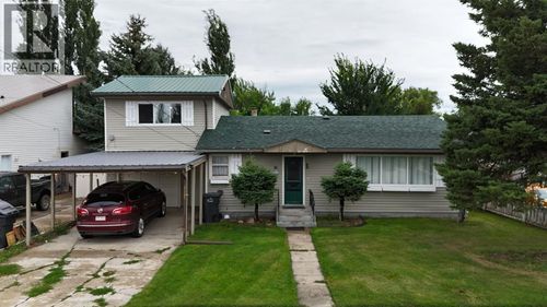 36 W Harker Ave, Magrath, AB, T0K1J0 | Card Image