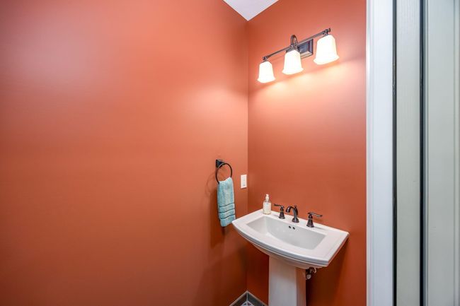 Guest 1/2 bath LL full | Image 27
