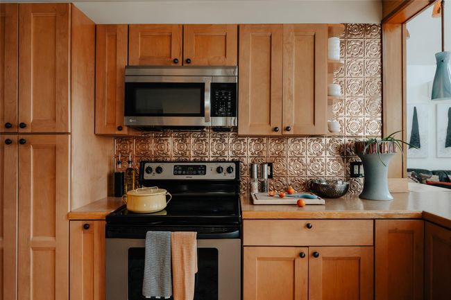 Kitchen with appliances with stainless steel finishes and backsplash | Image 5