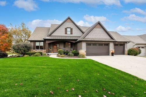 6885 Summerfield Dr, Bettendorf, IA, 52722-6417 | Card Image