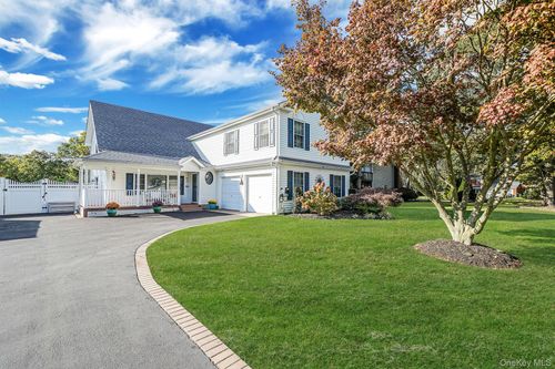 18 Concord Dr, Holtsville, NY, 11742-1009 | Card Image