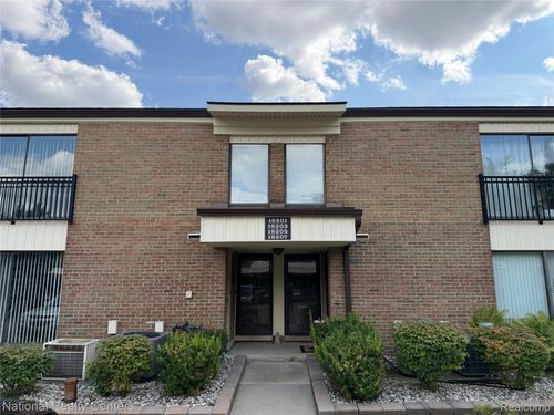 18207 University Park Dr, Livonia, MI, 48152-2625 | Card Image