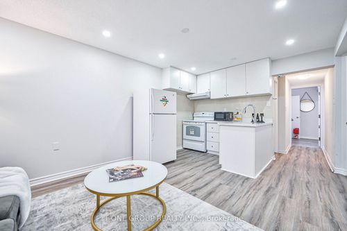 18 Castle Hill Dr, Scarborough, ON, M1T2Y3 | Card Image