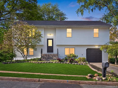 3 Cedar Ave, Orangeburg, NY, 10962-2803 | Card Image