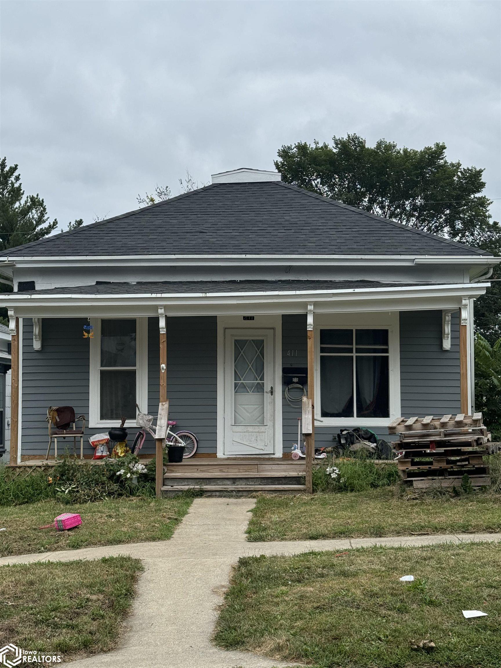 Oak St, Creston, IA 50801