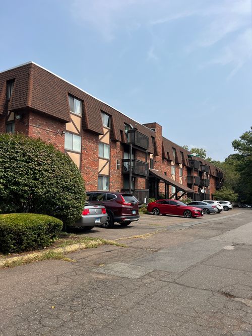apt-b9-1274 E Main St, Meriden, CT, 06450-4845 | Card Image