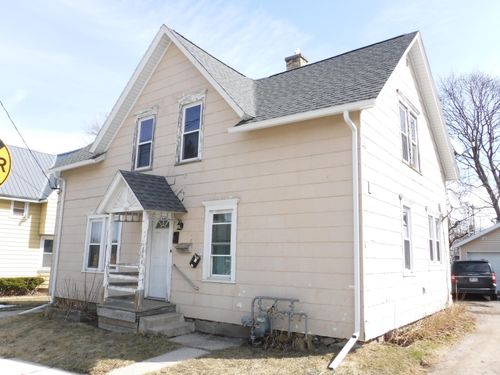 909 S 21st St, Manitowoc, WI, 54220-4945 | Card Image