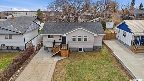 737 Vaughan St, Moose Jaw, SK, S6H5N4 | Card Image