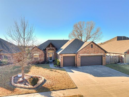 720 Carol Ann Pl, Moore, OK, 73160-2383 | Card Image